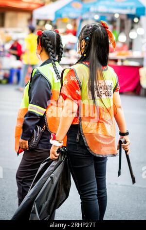 I camerieri thailandesi fanno una pausa su Yaowarat Rd China Town, Bangkok, Thailandia. Foto Stock