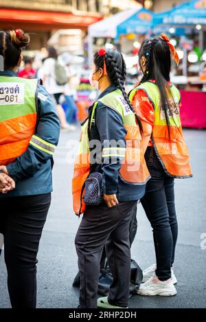 I camerieri thailandesi fanno una pausa su Yaowarat Rd China Town, Bangkok, Thailandia. Foto Stock