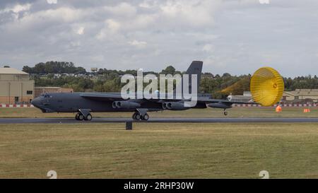 USAF B52 Stratofortress dispiega il suo paracadute frenante quando atterra al Royal International Air Tattoo del 2023 Foto Stock