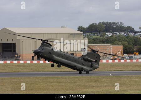 RAF Chinook display team della RAF Odiham al Royal International Air Tattoo 2023 Foto Stock