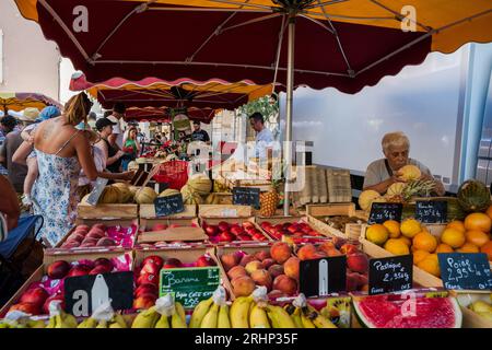 AIX-en-Provence, Francia - 13 agosto 2023. Una foto grandangolare di uno stand di frutta e verdura nel mercato di Aix-en-Provence. Foto Stock