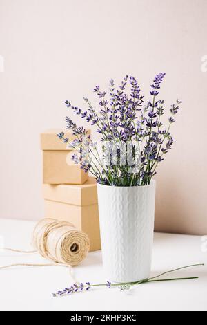 Bouquet di lavanda, stile minimal eco-sostenibile. Foto Stock