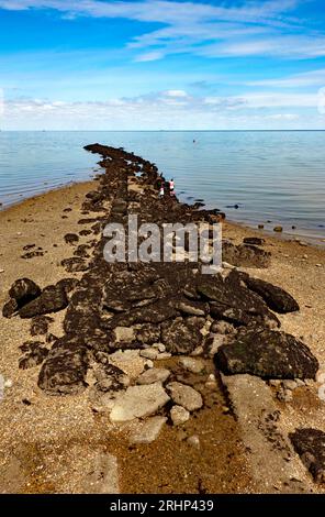 I resti di Hampton Pier, Herne Bay, Kent, che si affacciano sull'estuario del Tamigi e sulla Kentish Flats Offshore Wind Farm Foto Stock