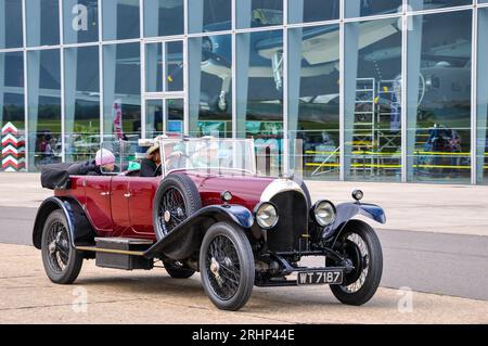 Nel 1924, la guida di auto d'epoca Bentley ha superato l'American Air Museum di IWM Duxford, Cambridgeshire, Regno Unito. Foto Stock