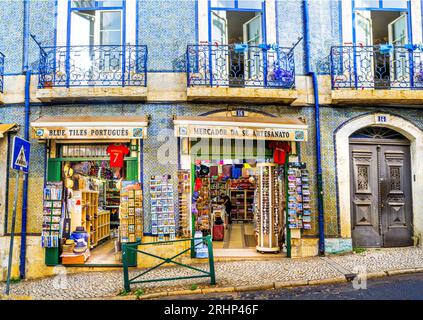 Facciata della strada nel quartiere di Alfama Lisbona, Portogallo, Europa Foto Stock