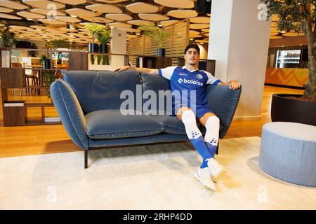 Gent, Belgio. 18 agosto 2023. Il nuovo giocatore di Gent Omri Gandelman posa dopo aver firmato un contratto con la squadra di calcio belga KAA Gent, venerdì 18 agosto 2023 a Gent. BELGA PHOTO KURT DESPLENTER Credit: Belga News Agency/Alamy Live News Foto Stock