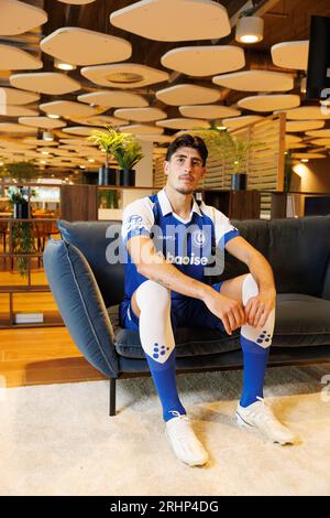 Gent, Belgio. 18 agosto 2023. Il nuovo giocatore di Gent Omri Gandelman posa dopo aver firmato un contratto con la squadra di calcio belga KAA Gent, venerdì 18 agosto 2023 a Gent. BELGA PHOTO KURT DESPLENTER Credit: Belga News Agency/Alamy Live News Foto Stock