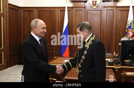 Mosca, Russia. 18 agosto 2023. Il presidente russo Vladimir Putin, a sinistra, stringe la mano al presidente della Corte Suprema Vyacheslav Lebedev, a destra, dopo avergli conferito l'ordine di Sant'Andrea Apostolo al Cremlino, il 18 agosto 2023 a Mosca, in Russia. Crediti: Mikhail Klimentyev/Cremlino Pool/Alamy Live News Foto Stock