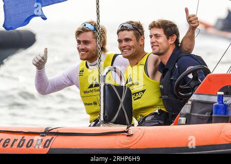 SCHEVENINGEN - Bart Lambriex e Floris van de Werken celebrano il loro titolo mondiale durante l'ottavo giorno dei campionati mondiali di vela. ANP SEM VAN DER WAL credito: ANP/Alamy Live News Foto Stock