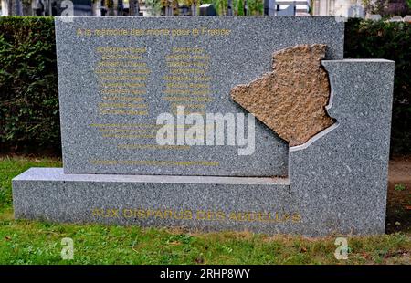 Un monumento ai 20 soldati francesi scomparsi nei pressi di Abdellys, in Algeria, nel 1956 durante la guerra d'Algeria, si trova nel cimitero di Père Lachaise a Parigi. Foto Stock