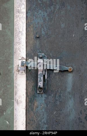 Vecchia maniglia della porta di un fienile di un allevamento di bestiame nei Paesi Bassi Foto Stock