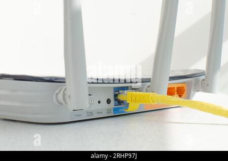 Dettaglio ravvicinato di un router Wi-Fi moderno, con ingressi e porte multipli per le connessioni via cavo, che rappresentano la tecnologia e le connessioni Internet Foto Stock