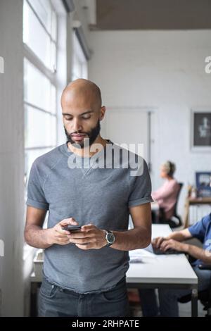 Uomo con lo smartphone Foto Stock