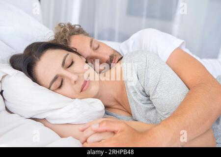 coppia di mezza età dormiente Foto Stock