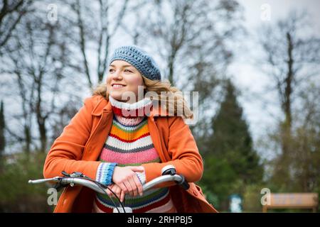 Ritratto di giovane donna in bicicletta Foto Stock