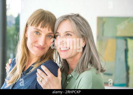 Madre e figlia adulta Foto Stock