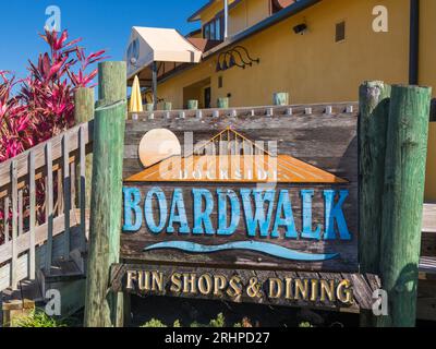 Naples, Florida, USA. Cartello che indica l'ingresso a The Shoppes at Dockside, ex Dockside Boardwalk, un complesso di negozi e ristoranti sulla baia di Naples. Foto Stock