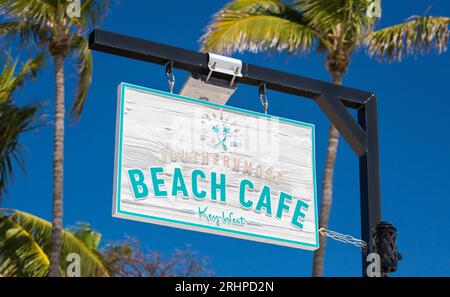 Key West, Florida, USA. Un'insegna accattivante che segnala l'ingresso al Beach Café più meridionale di South Beach, nella città vecchia. Foto Stock