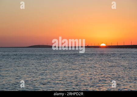 Maratona, Florida, USA. Vista da Knights Key attraverso lo stretto della Florida fino al Seven Mile Bridge, tramonto. Foto Stock