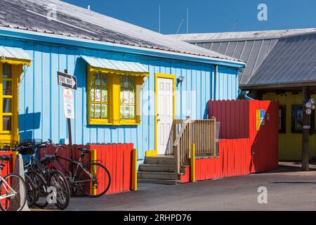 Naples, Florida, USA. La colorata architettura di Tin City, uno storico complesso di negozi e ristoranti sul lungomare sulla Baia di Napoli. Foto Stock