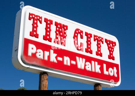 Naples, Florida, USA. Cartello Park and Walk presso Tin City, uno storico complesso di negozi e ristoranti sul lungomare sulla Baia di Napoli. Foto Stock