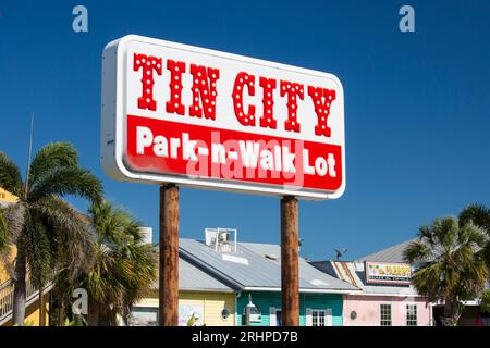 Naples, Florida, USA. Cartello Park and Walk presso Tin City, uno storico complesso di negozi e ristoranti sul lungomare sulla Baia di Napoli. Foto Stock