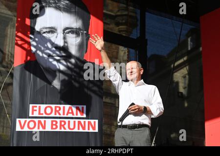 OLAF SCHOLZ. La campagna elettorale di BayernSPD inizia con il cancelliere Olaf Scholz e Florian von Brunn su Marieplatz a Monaco di Baviera il 18 agosto 2023. Credito: Alleanza foto dpa/Alamy Live News Foto Stock