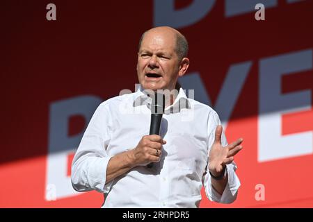 OLAF SCHOLZ. La campagna elettorale di BayernSPD inizia con il cancelliere Olaf Scholz e Florian von Brunn su Marieplatz a Monaco di Baviera il 18 agosto 2023. Credito: Alleanza foto dpa/Alamy Live News Foto Stock