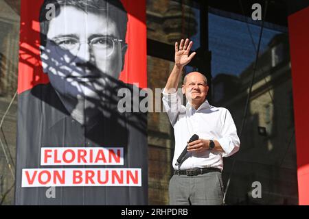 OLAF SCHOLZ. La campagna elettorale di BayernSPD inizia con il cancelliere Olaf Scholz e Florian von Brunn su Marieplatz a Monaco di Baviera il 18 agosto 2023. Credito: Alleanza foto dpa/Alamy Live News Foto Stock