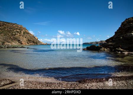 Il sistema di dune e le scogliere della spiaggia di Mongofre sulla costa settentrionale di tramuntana di Minorca in spagna Foto Stock