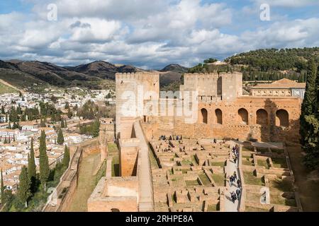 Spagna, Andalusia, Granada, Alhambra, Alcazaba, Barrio Castrense, visitatori, turisti Foto Stock