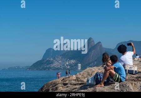 Rio de Janeiro, Brasile: Persone che scattano foto sulla roccia dell'Arpoador, piccola penisola tra le spiagge di Ipanema e Copacabana Foto Stock