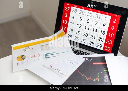 Giorno di pagamento delle imposte del 2021, in aprile, un calendario con documenti di saldo. Foto Stock