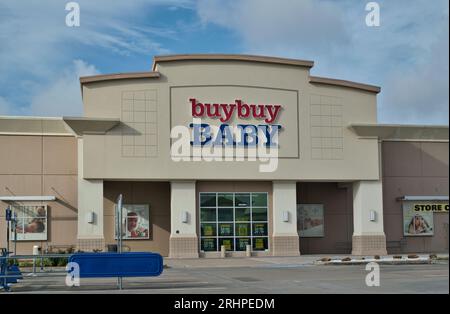 Houston, Texas, USA 07-04-2023: Acquista la facciata esterna del negozio e il parcheggio per bambini a Houston, Texas, vista frontale. Catena di vendita al dettaglio di prodotti per lattanti. Foto Stock