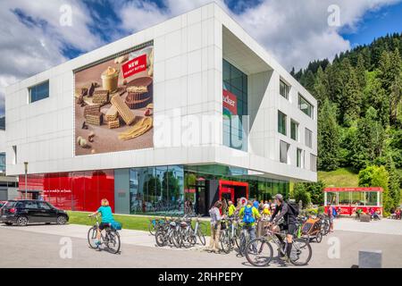 Austria, Tirolo Orientale, Heinfels, la fabbrica del museo del famoso Loacker di wafers, punto di passaggio per turisti e ciclisti che pedalano lungo la pista ciclabile Drava Foto Stock