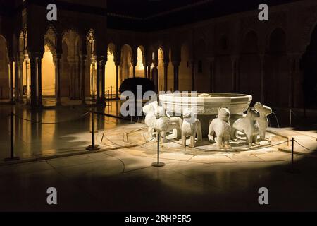 Spagna, Andalusia, Granada, Alhambra, Palacios Nazaries, patio de los Leones, Corte dei Leoni, foto notturna Foto Stock