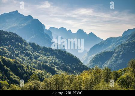 Italia, Veneto, provincia di Belluno, Gosaldo, vista dall'alto sulla valle del Mis, sullo sfondo i Monti del Sole, il Parco Nazionale delle Dolomiti Bellunesi Foto Stock