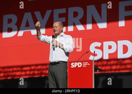 OLAF SCHOLZ. La campagna elettorale di BayernSPD inizia con il cancelliere Olaf Scholz e Florian von Brunn su Marieplatz a Monaco di Baviera il 18 agosto 2023. Credito: Alleanza foto dpa/Alamy Live News Foto Stock