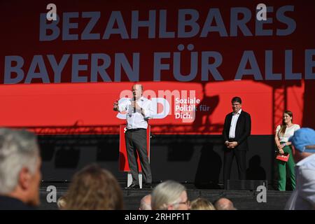 OLAF SCHOLZ. La campagna elettorale di BayernSPD inizia con il cancelliere Olaf Scholz e Florian von Brunn su Marieplatz a Monaco di Baviera il 18 agosto 2023. Credito: Alleanza foto dpa/Alamy Live News Foto Stock