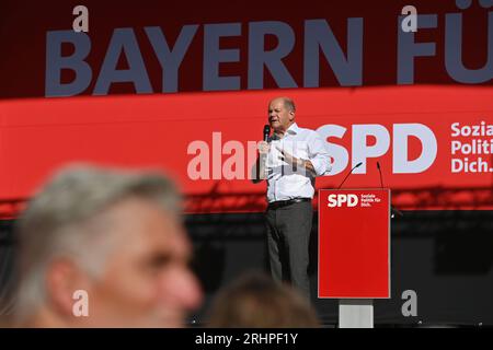 OLAF SCHOLZ. La campagna elettorale di BayernSPD inizia con il cancelliere Olaf Scholz e Florian von Brunn su Marieplatz a Monaco di Baviera il 18 agosto 2023. Credito: Alleanza foto dpa/Alamy Live News Foto Stock