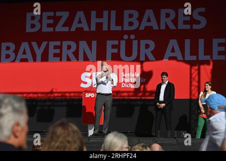 OLAF SCHOLZ. La campagna elettorale di BayernSPD inizia con il cancelliere Olaf Scholz e Florian von Brunn su Marieplatz a Monaco di Baviera il 18 agosto 2023. Credito: Alleanza foto dpa/Alamy Live News Foto Stock