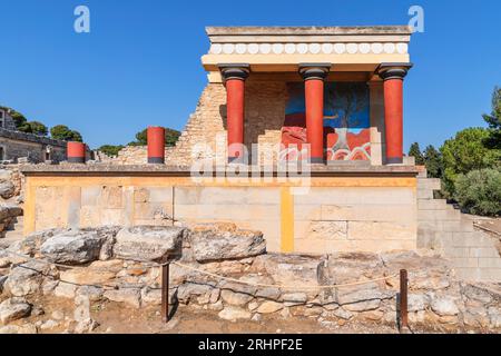 Palazzo di Minos, ingresso nord restaurato, antica città di Cnosso, Heraklion, Creta, Grecia Foto Stock