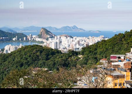 Brasile: Lo skyline da cartolina di Rio de Janeiro visto dalla favela Rocinha con vista su montagne, grattacieli, laguna e Oceano Atlantico Foto Stock