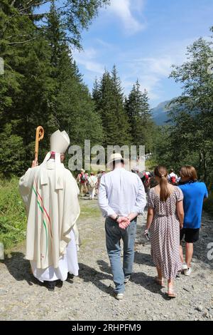 Processione. Assunzione. Monseigneur Matthieu Rougé, évêque de Nanterre. Les Contamines-Montjoie. Haute-Savoie. Auvergne-Rhône-Alpes. Francia. Europa. Foto Stock