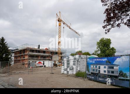 Germania, Baviera, alta Baviera, distretto di Altötting, Neuötting, conchiglia di un complesso residenziale con otto appartamenti, poster pubblicitario Foto Stock