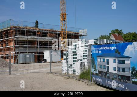 Germania, Baviera, alta Baviera, distretto di Altötting, Neuötting, conchiglia di un complesso residenziale con otto appartamenti, poster pubblicitario Foto Stock