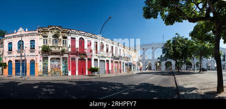 Rio de Janeiro, Brasile: Skyline con l'acquedotto Carioca, il famoso Arcos da Lapa, aperto nel 1750, esempio di architettura coloniale Foto Stock