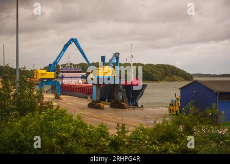 Stralsund, Germania-7 agosto 2023: Un cargo alla rinfusa è carico di sabbia nel porto di Stralsund. Foto Stock