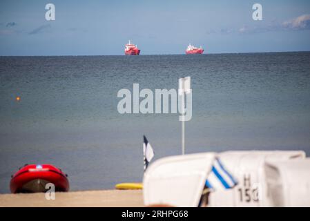 Binz auf Ruegen, Germania-agosto 8,2023: Le petroliere a gas naturale si trovano all'ancora al largo della costa del Ruegen in Germania. Foto Stock