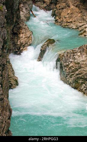 Il sentiero della cascata, nella parte inferiore accessibile della gola Leutascher Geisterklamm Foto Stock